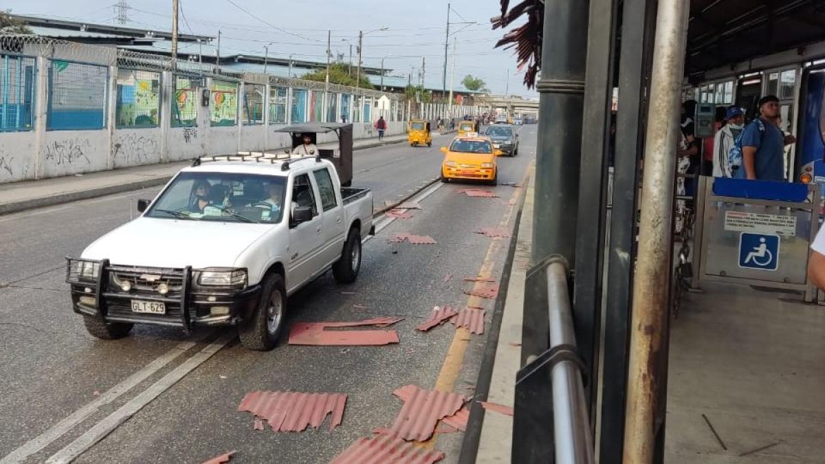 La parada de Las Esclusas recibió daños en su techado.