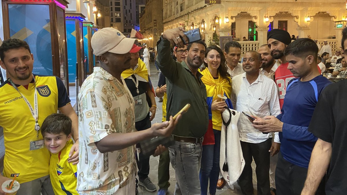 Ciudadanos qataríes le piden fotos y firmas a los ecuatorianos en pleno mercado.