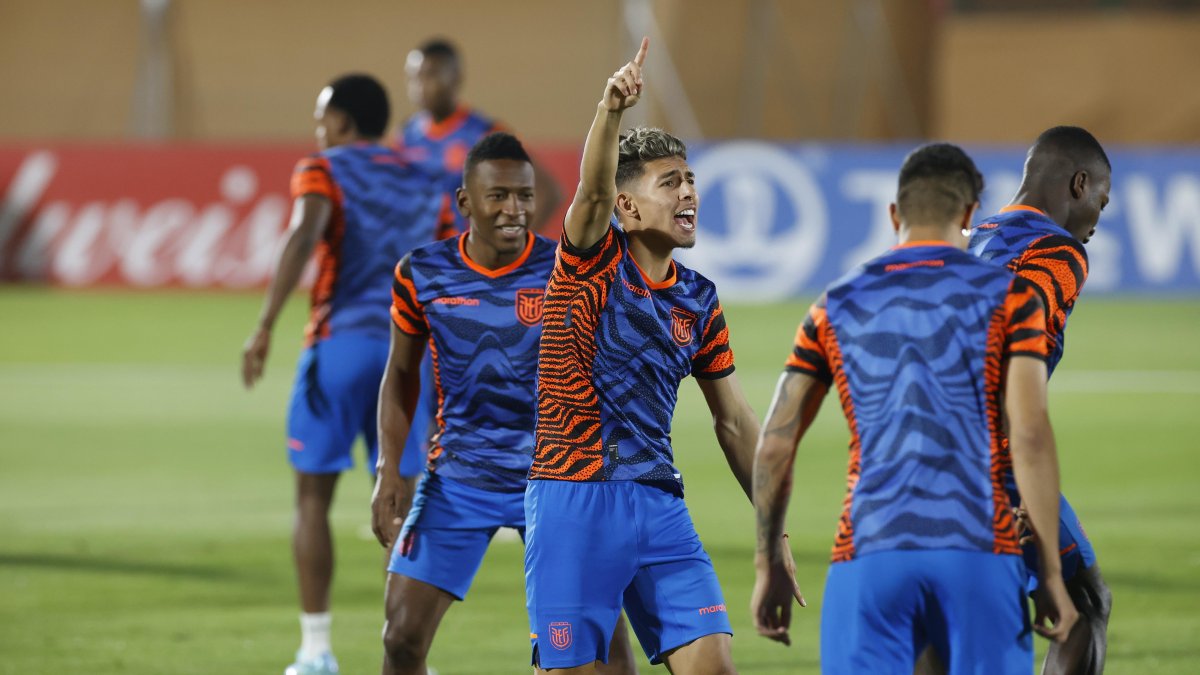 El atacante de Ecuador Jeremy Sarmiento (c) durante el entrenamiento de la Tri en Qatar.