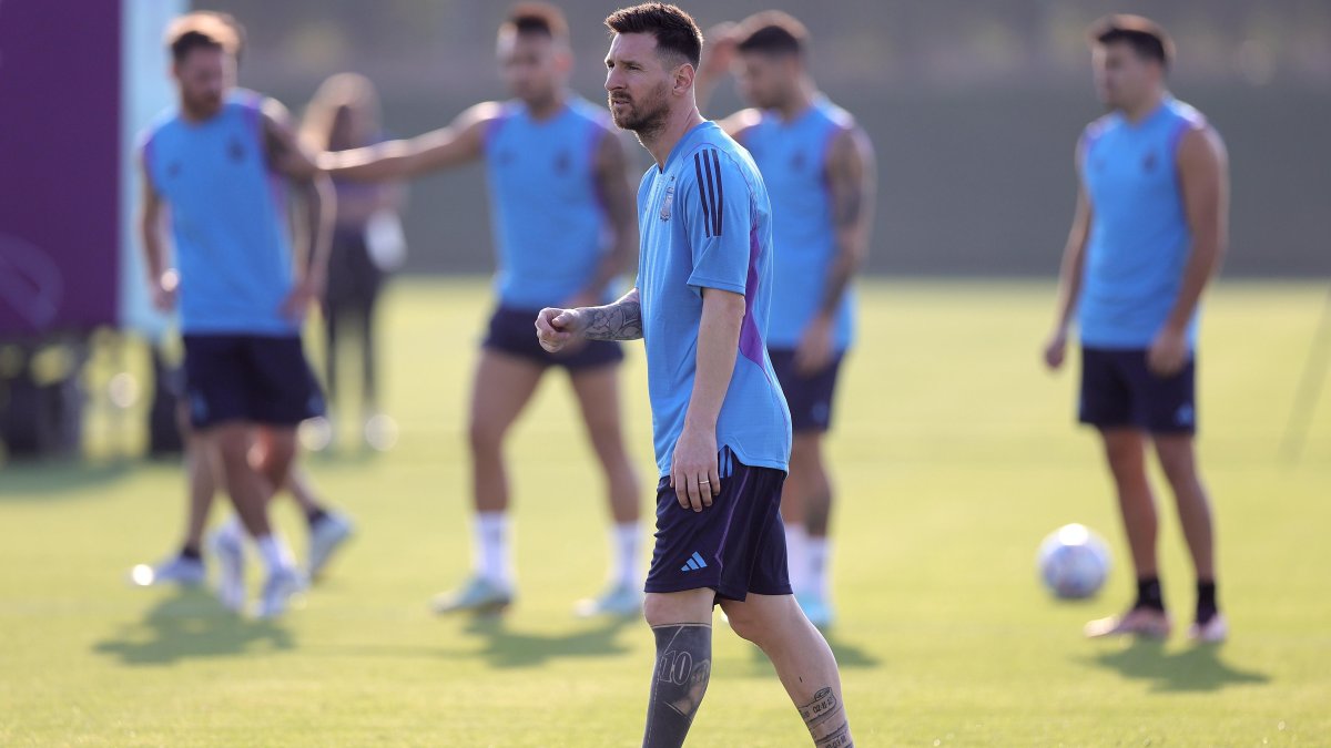 El capitán de la selección argentina saltó a la cancha este lunes 21 de noviembre con el resto del equipo, pero hizo trabajo diferenciado.