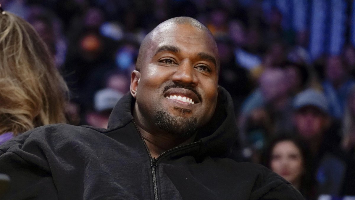 Kanye West lanzó comentarios antisemitas hace algunas semanas y ahora utiliza el sarcasmo tras recuperar la cuenta del 'pajarito azul'.