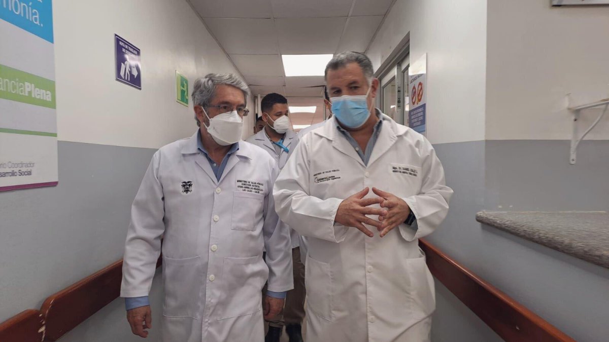 El ministro de Salud, José Ruales (i), y el exgerente del Teófilo Dávila, Daniel Calle, en un recorrido por el hopsital en julio de 2022.