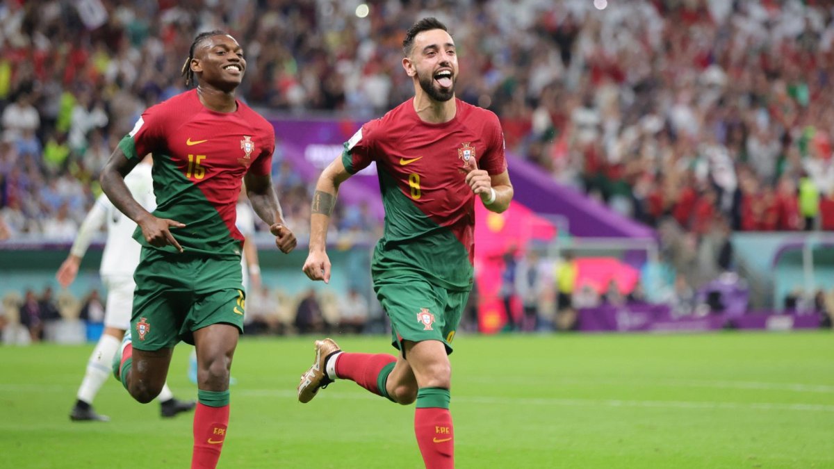 Bruno Fernandes (d) de Portugal celebra después de anotar el 2-0 durante el partido.
