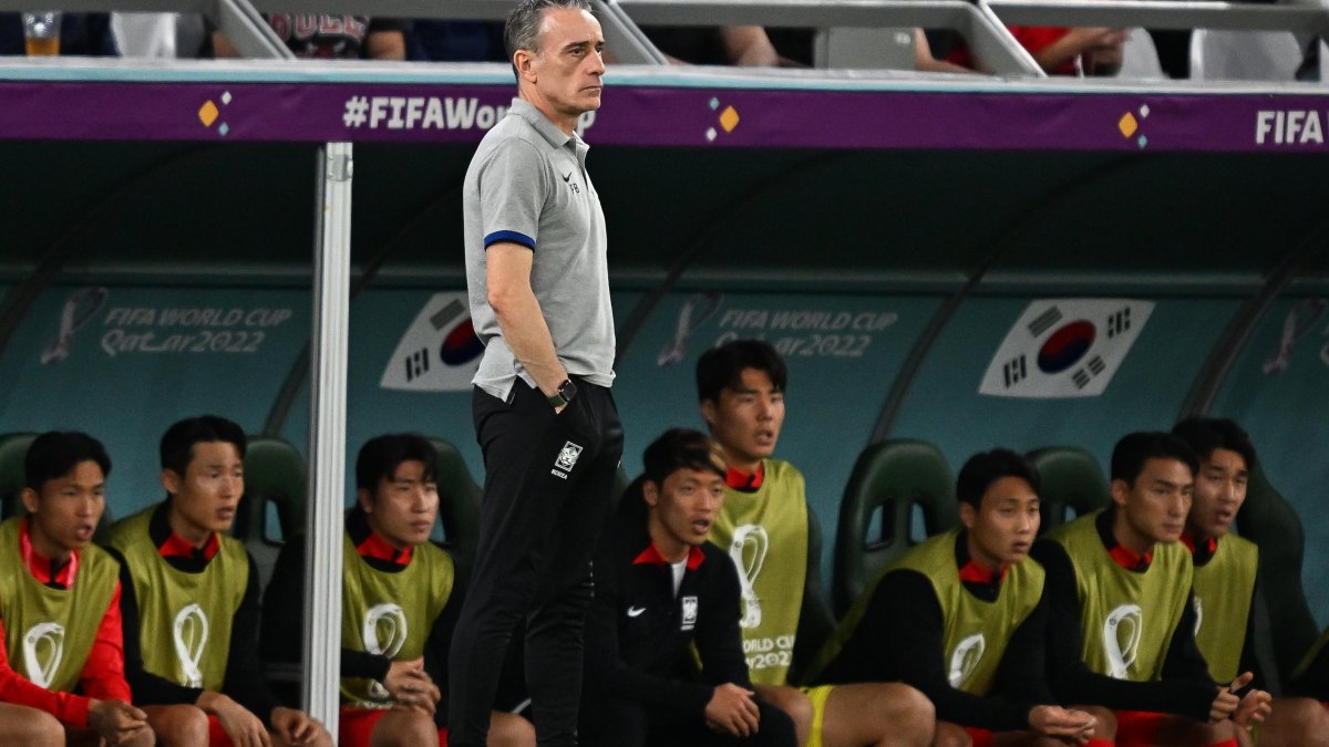 Paulo Bento, seleccionador de Corea del Sur, no estará en el banquillo frente a Portugal por expulsión.