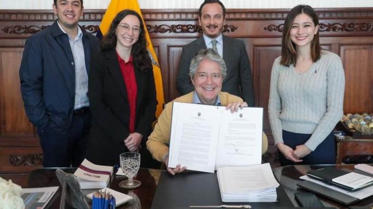 El presidente Guillermo Lasso anunció la firma del decreto acompañado de algunos de sus asesores.