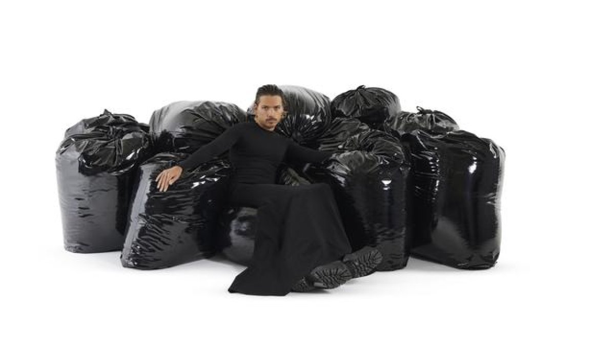 Arquitecto, artista y diseñador Harry Nuriev en medio de su obra 