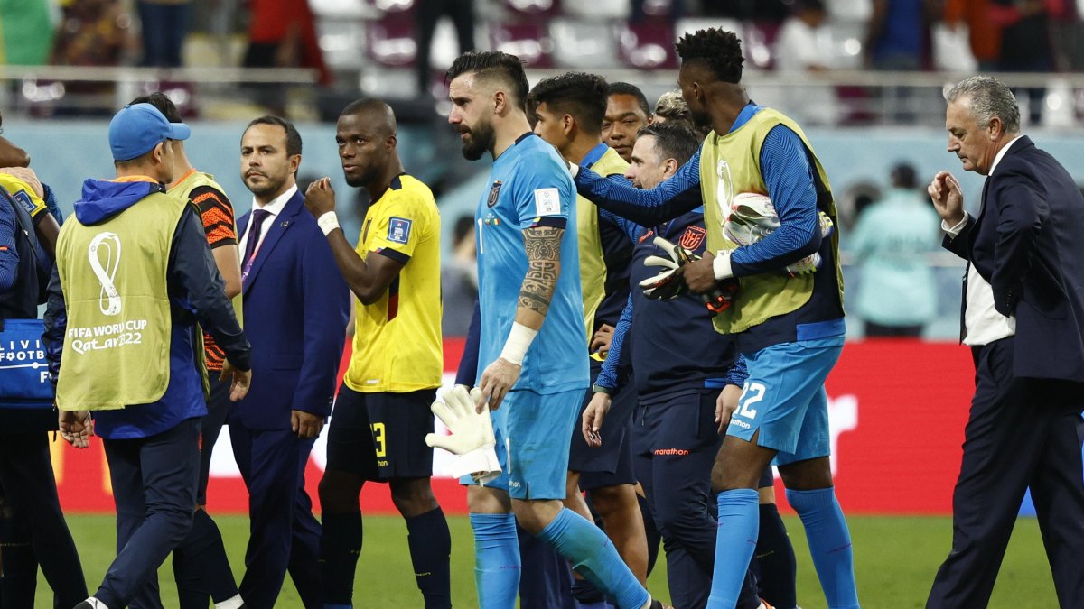 Los jugadores de la selección nacional dejaron desolados el campo tras la eliminación.