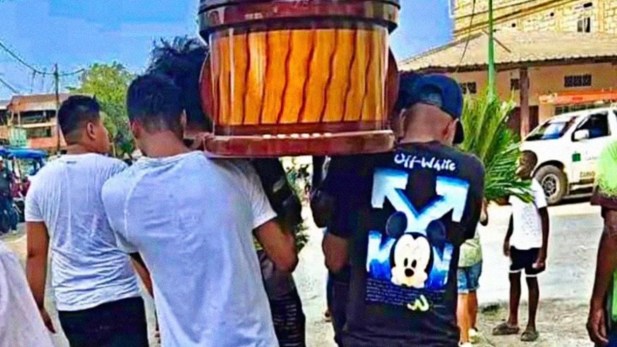 Sepelio. En redes sociales circularon imágenes del traslado del féretro.