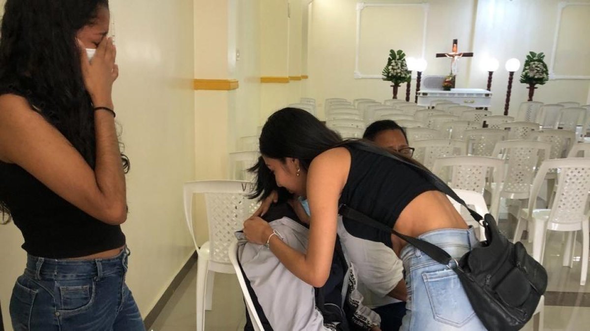 Babahoyo. Familiares y amigos durante el velorio de la joven.