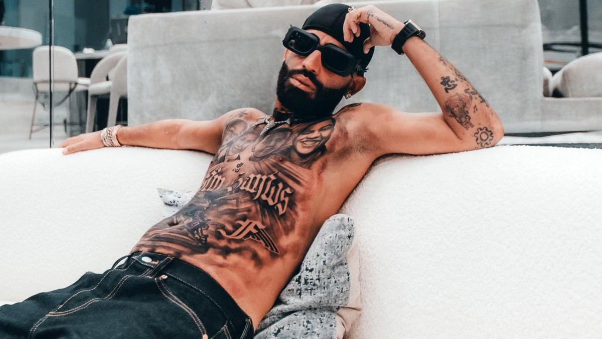 Fotografía cedida hoy por Acoustyle Communications donde aparece el cantante urbano puertorriqueño Arcángel, quien publicó este jueves su nuevo álbum 