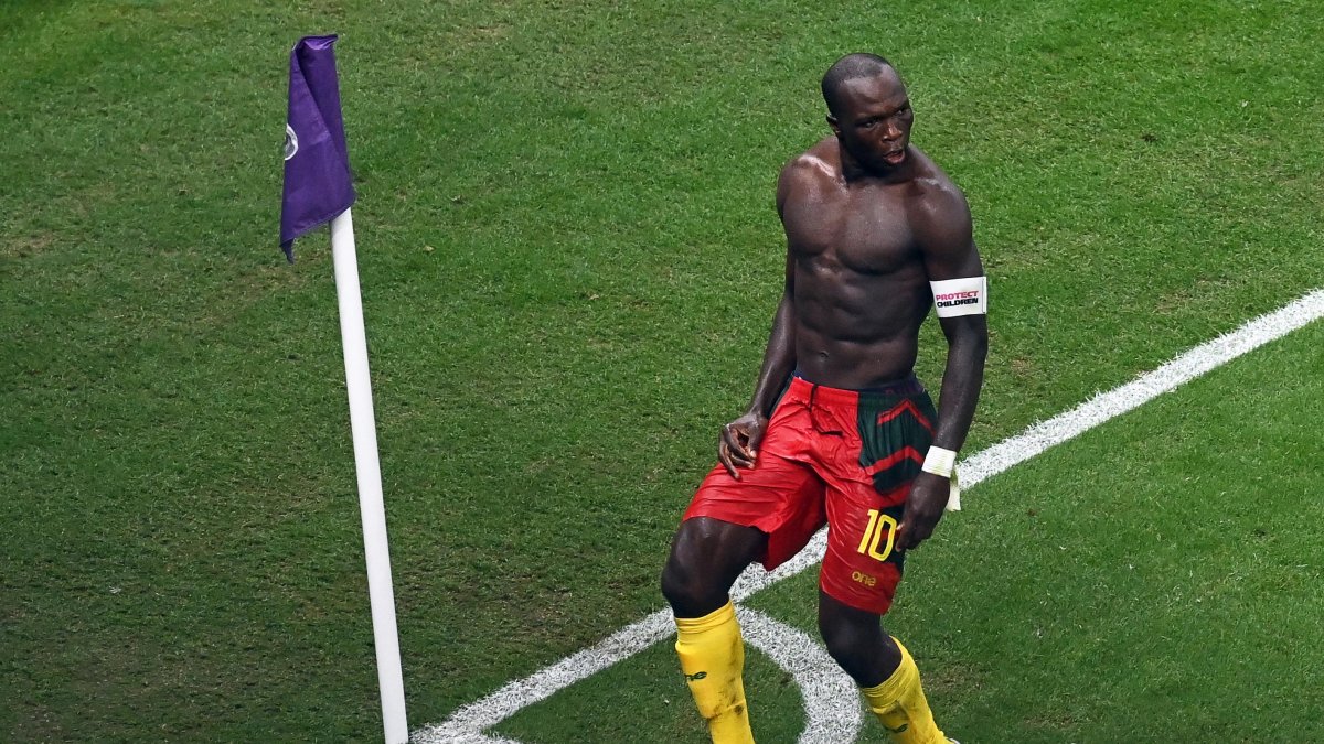 Vincent Aboubakar de Camerún marcó el único gol del partido, se ganó la roja y no clasificó.