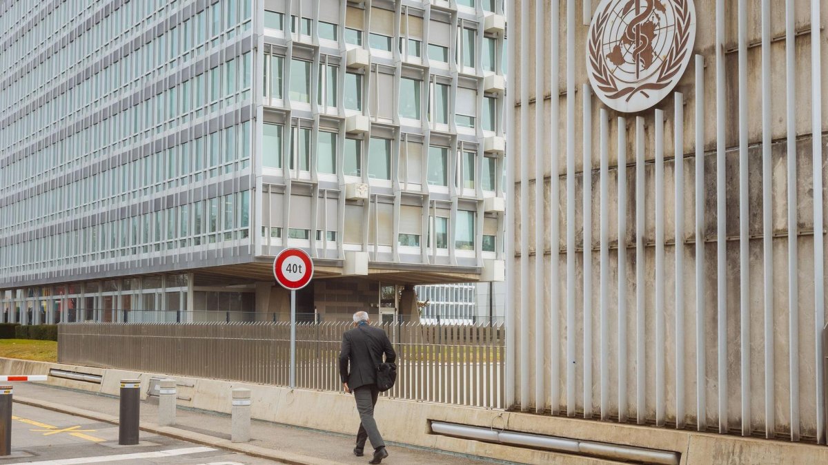 Ginebra. Un hombre camina frente a la sede de la OMS.