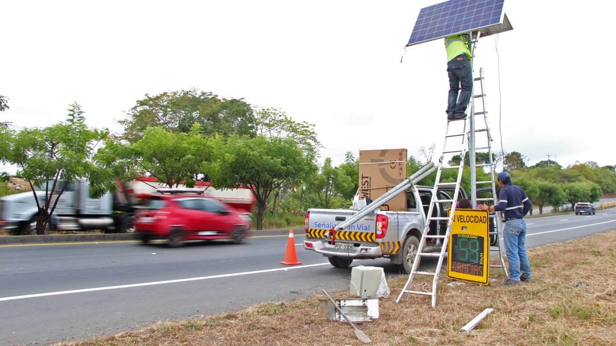 La Comisión de Tránsito del Ecuador (CTE) en un mantenimiento de rutina de los radares.