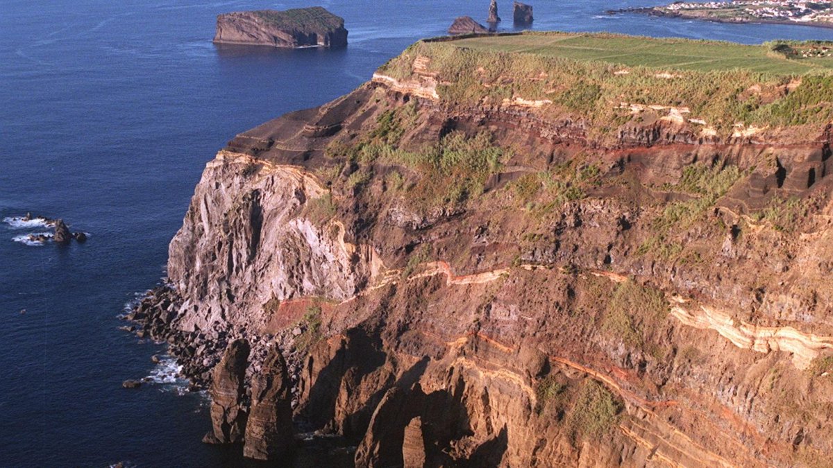 Imagen de archivo de una panorámica desde Câmara de Lobos en Madeira.