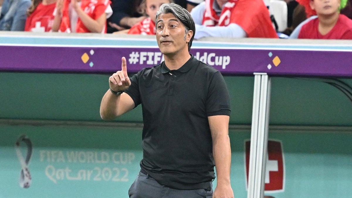 Murat Yakin, técnico de Suiza, dando indicaciones a sus jugadores durante el cotejo ante Portugal por los octavos de final del Mundial de Qatar 2022.