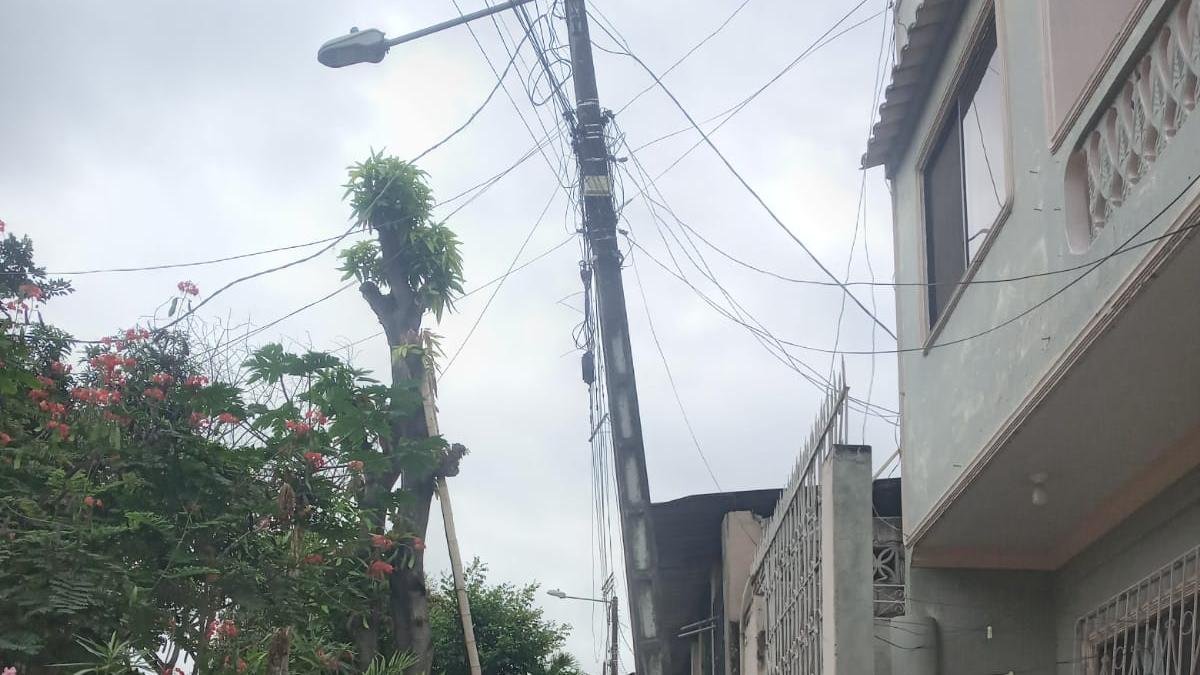 Poste en mal estado de la manzana 3007.