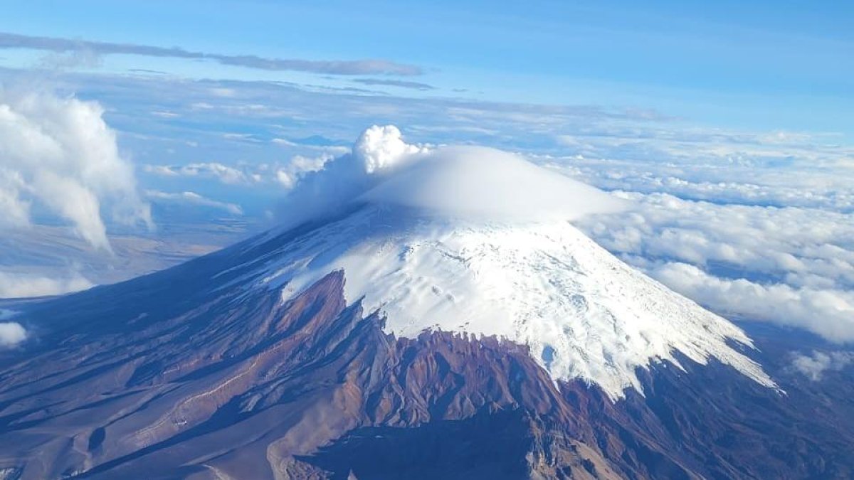 Pasadas las 10:00 ya no se registra caída de material volcánico.