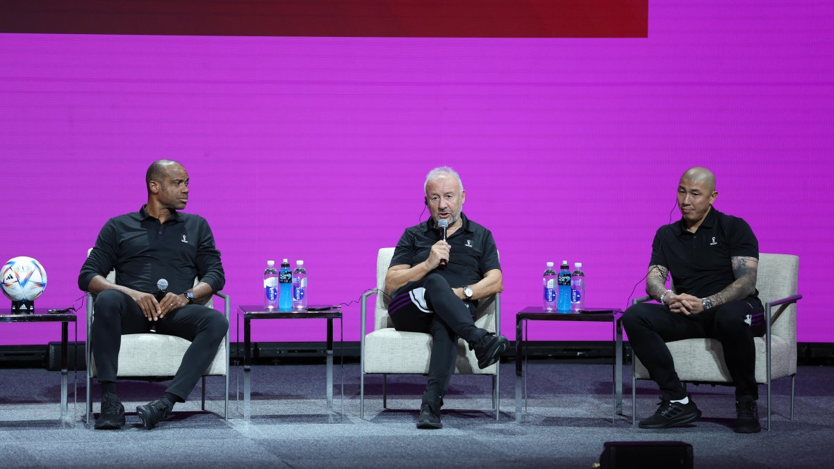 Alberto Zaccheroni, técnico italiano, durante conferencia de prensa en Doha.