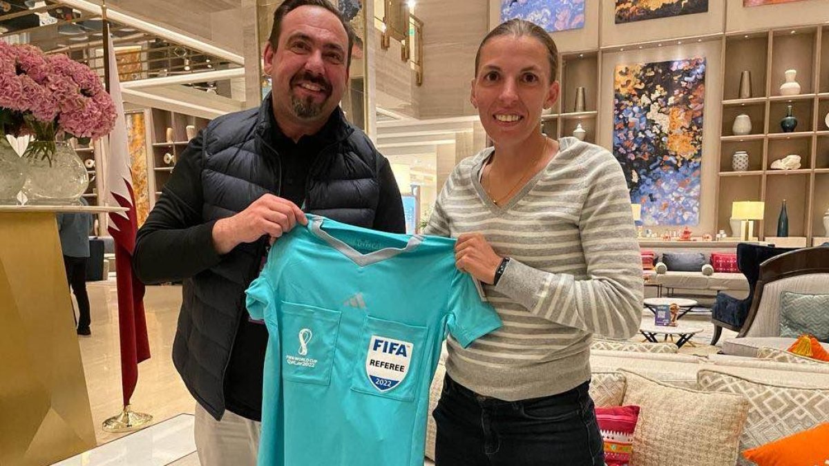 La central Stéphanie Frappart (d) entrega camiseta al director del Museo de la FIFA en Doha,  Marco Fazzone.