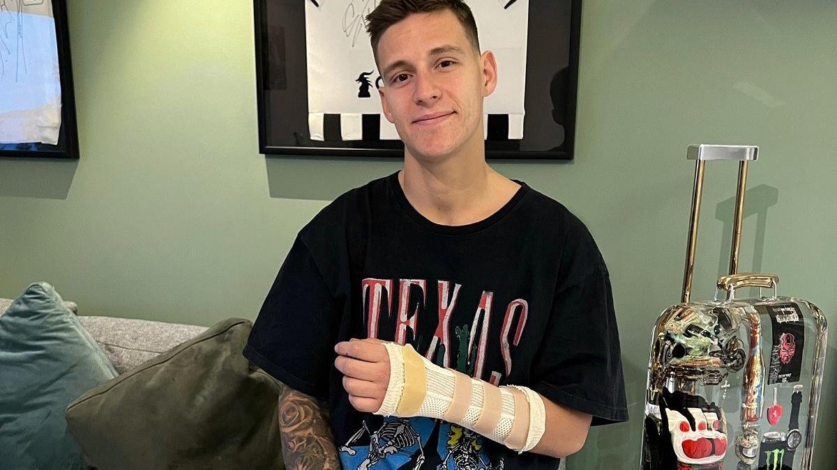 Quartararo, quien hizo 248 puntos para quedar segundo en el Mundial 2022  (Bagnaia fue campeón con 265), posa con una férula, tras la caída.