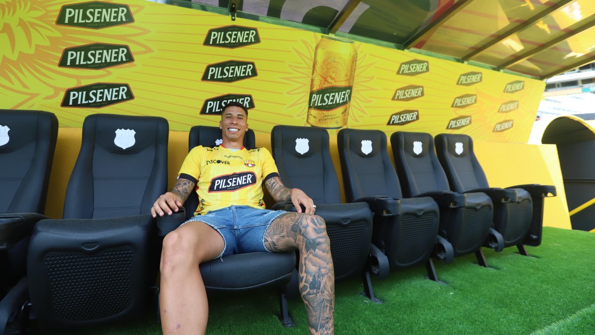 Agustín Rodríguez pisó la cancha del  estadio Monumental, se sentó en la banca de suplentes y hasta firmó autógrafos ya en su primer día con Barcelona.