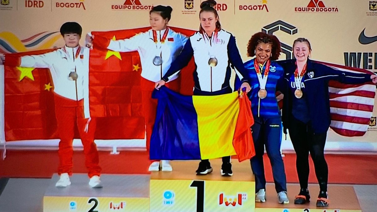 La pesista ecuatoriana (d) en el podio de la premiación del total olímpico donde también fue récord sudamericano.