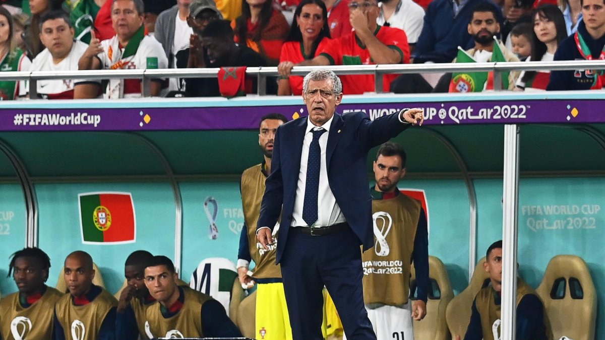 Fernando Santos, entrenador de Portugal, dando indicaciones a sus dirigidos durante el partido frente a Marruecos.