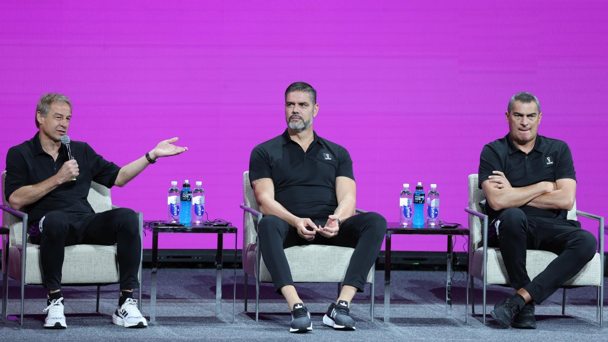 Faryd Mondragon, exgolero colombiano, durante una conferencia en Doha.