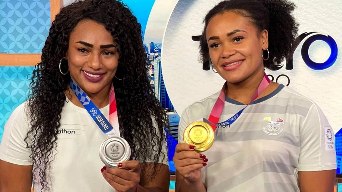 Tamara Salazar (i) y Neisi Dajomes, tras la cosecha de las dos únicas medallas olímpicas en Tokio 2020. En ese entonces estuvieron en 76 y 87 kg, respectivamente. Hoy ambas van por los 81 kg.