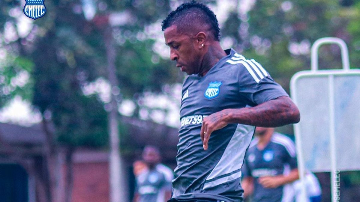 Miller Bolaños tuvo su primer entrenamiento con los azules en el Polideportivo de Samanes.