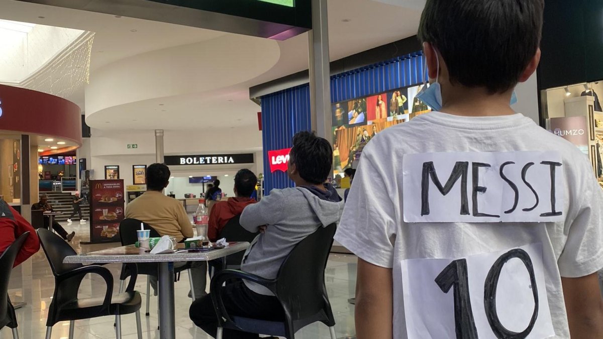 Un niño ecuatoriano, mira atentamente el partido entre Argentina y Croacia en un centro comercial de Cuenca.