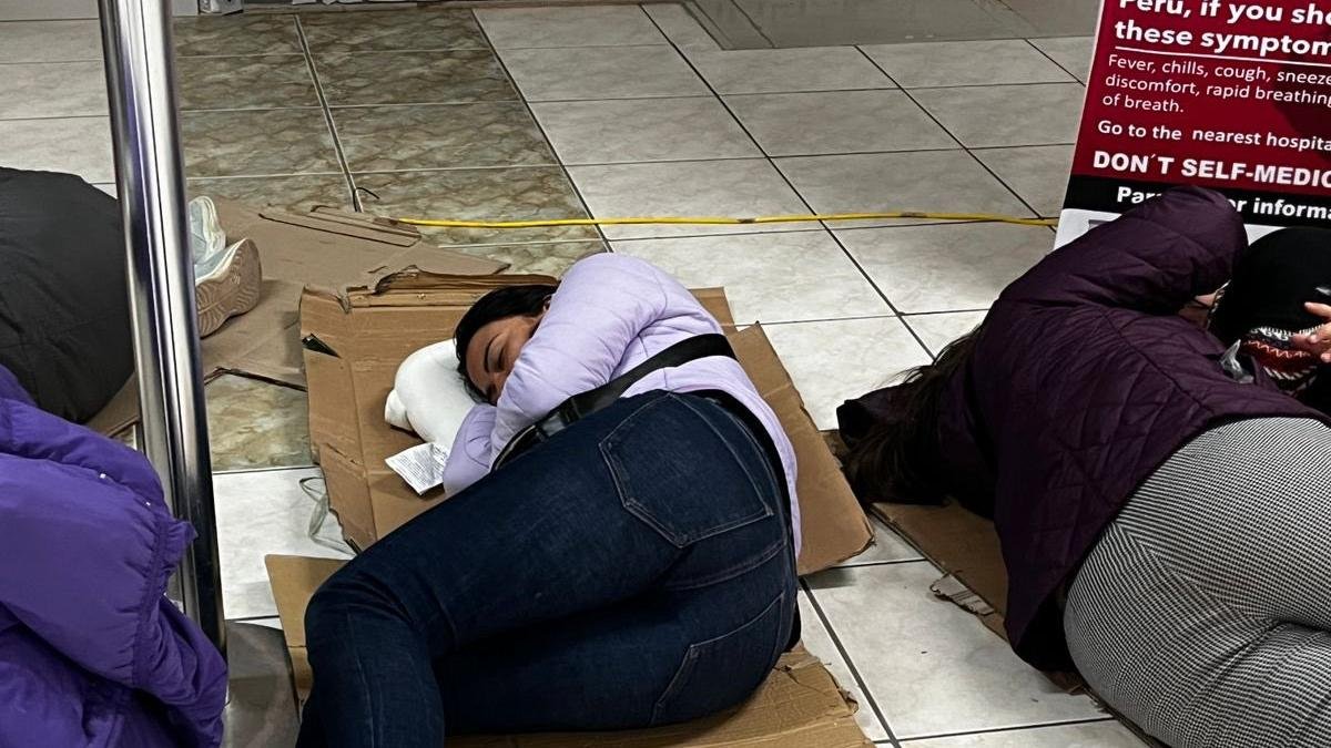 Los turistas varados deben improvisar camas en el aeropuerto para descansar.