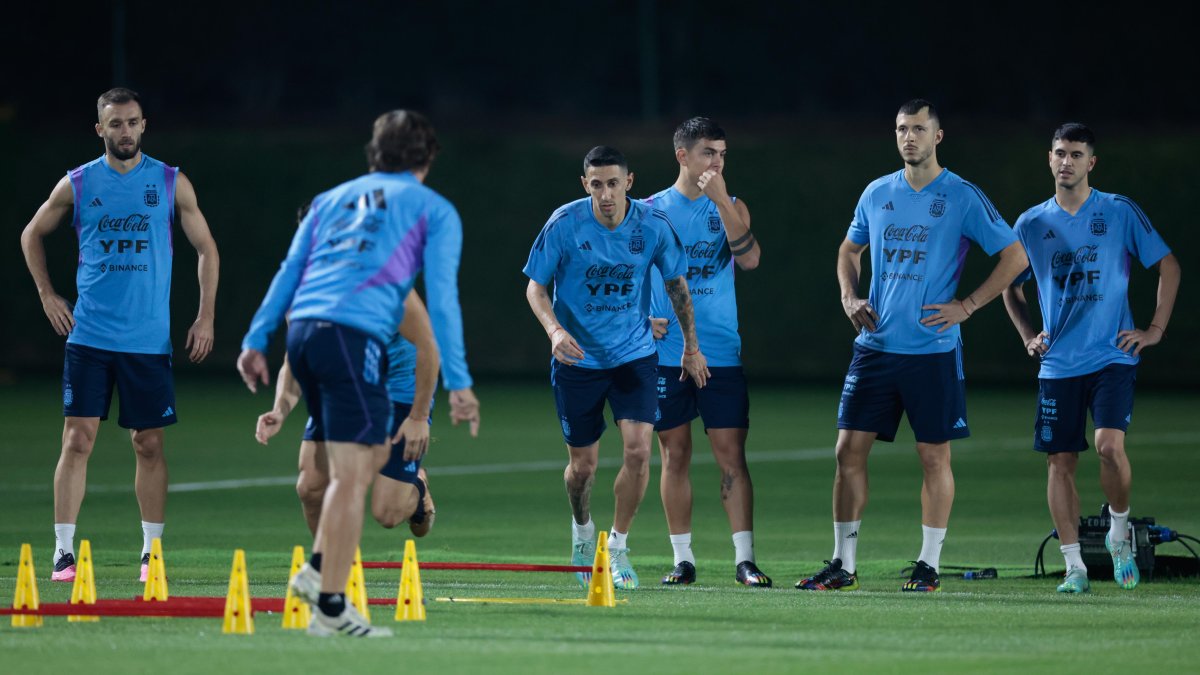 Germán Pezzella, Ángel Di María, Paulo Dybala, Guido Rodríguez y Exequiel Palacios participan en el entrenamiento del equipo este jueves en Doha. Argentina se enfrentará a Francia en la final.