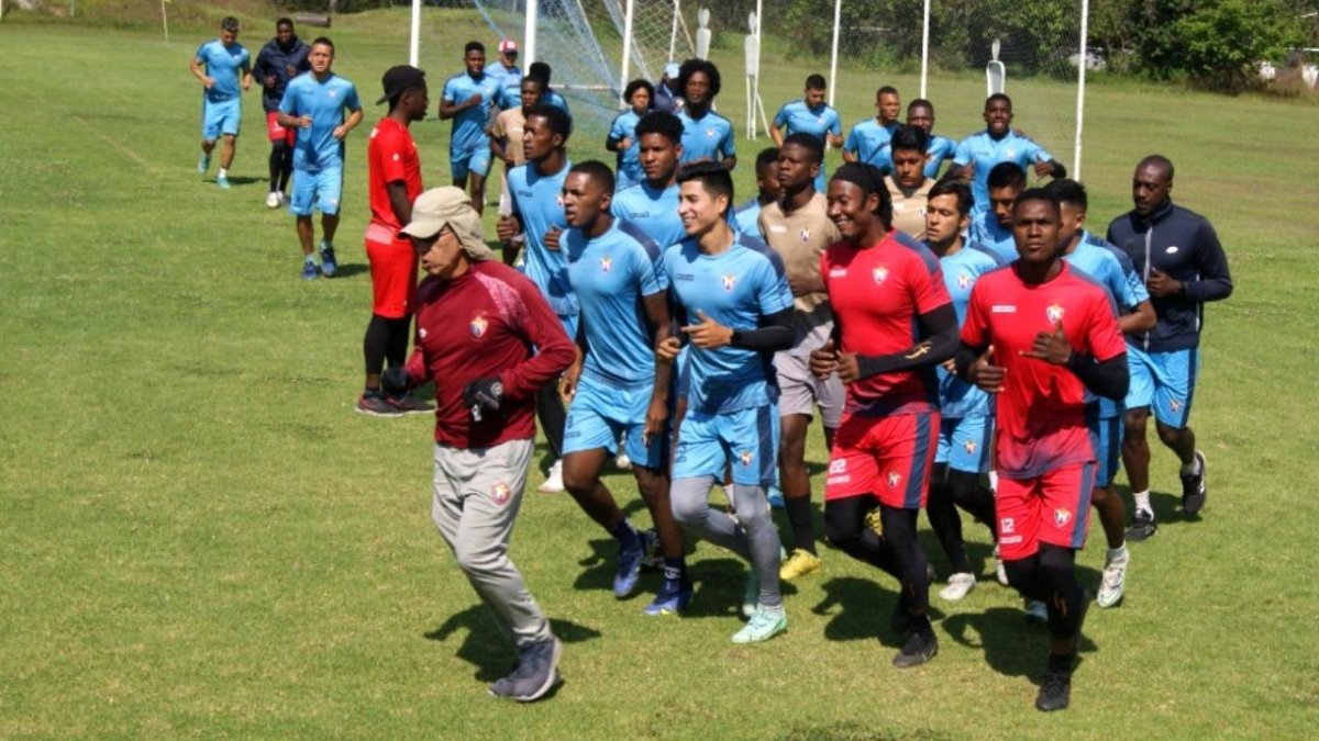 Los jugadores de El Nacional llevan cuatro semanas de trabajo de pretemporada. Entre las caras nuevas del plantel se encuentra el volante Ronald de Jesús (d).
