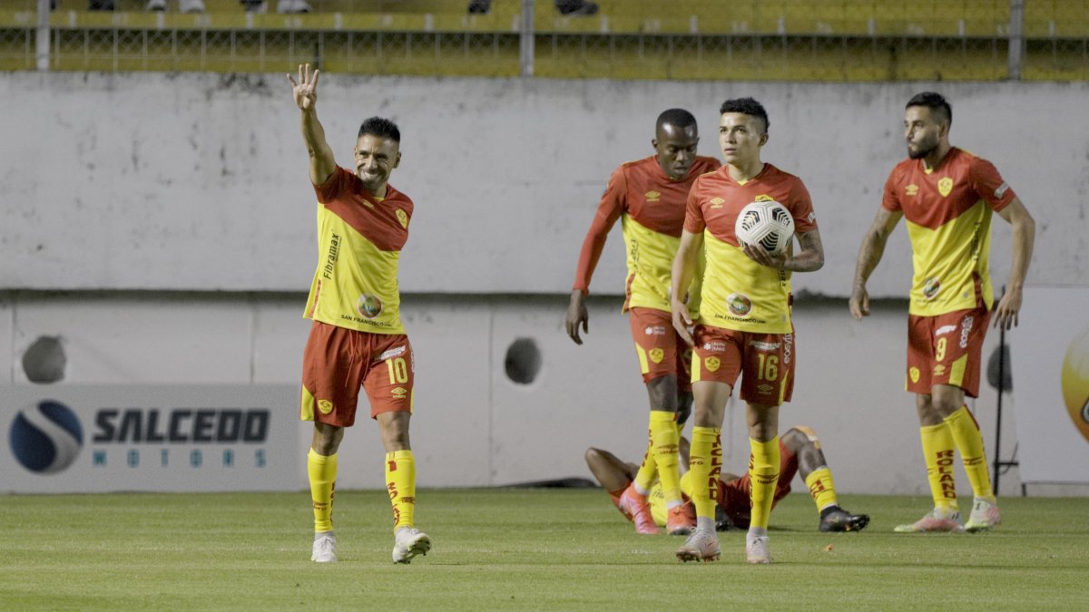 Figueroa (i) estuvo con el Papá durante 4 temporadas en las que disputó más de cien partidos. Fue el capitán de los orientales.