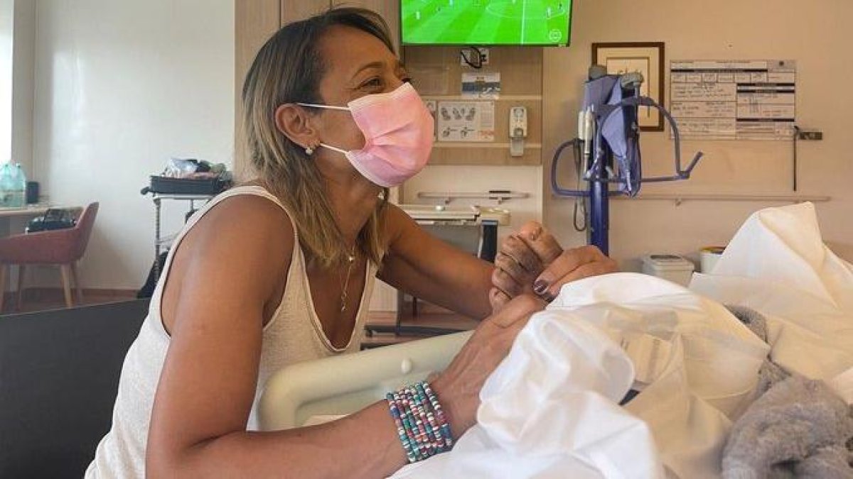 La hija de Pelé, Kelly, subió a sus redes sociales una foto donde se la aprecia a los pies del astro, mientras ambos ven la final.