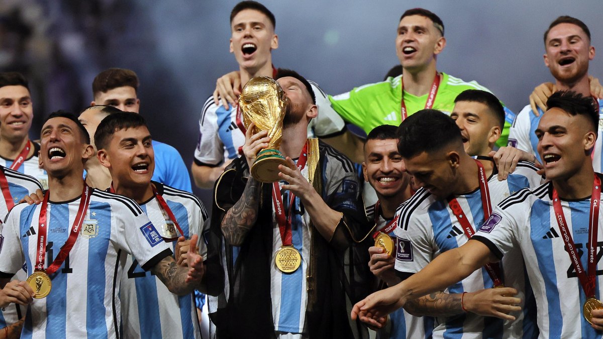 Lionel Messi logró levantar la Copa del Mundo con su país y confirmó que seguirá jugando para ella.