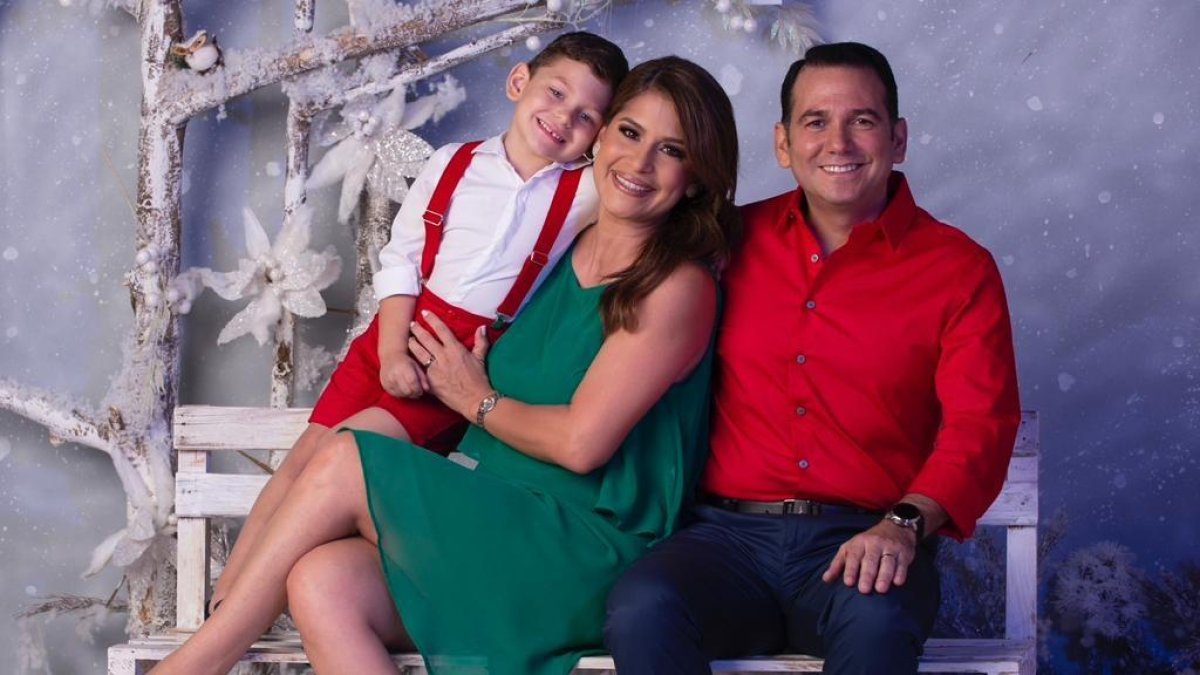 Liz Valarezo con su hijo Samuel y su esposo, Christian.