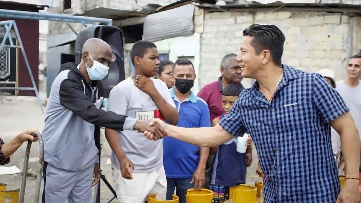 Hecho. Samaniego colgó en su Twitter esta foto en la que se ve una entrega de gas en la 13 y Cristóbal Colón.