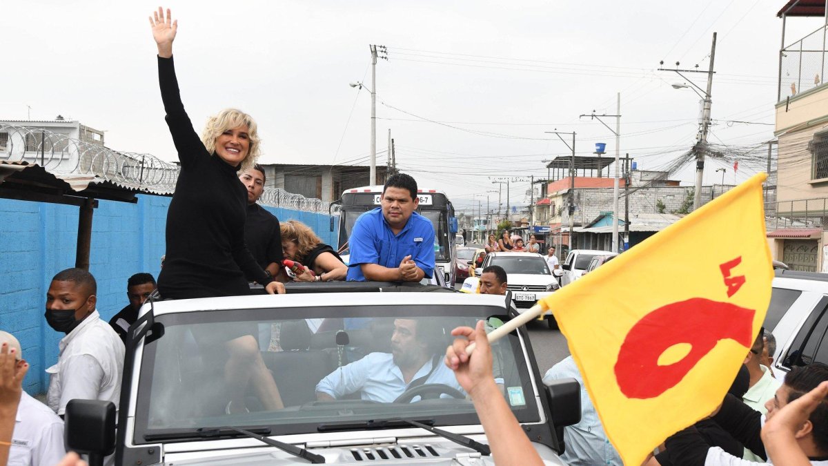 Hecho. La alcaldesa durante un reciente recorrido por calles del suburbio.