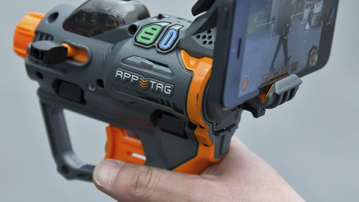 Juego. Una pistola con pantalla presentada en una feria del juguete.