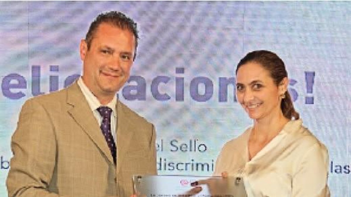 Galardon.- Momento en que la compañía  recibe el Sello Empresa Segura.