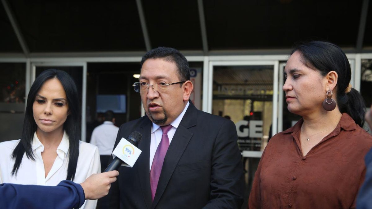 Dato. Legisladores llegaron a la Fiscalía para rendir versión en el marco de la investigación que realiza esta entidad por un supuesto abuso del derecho.