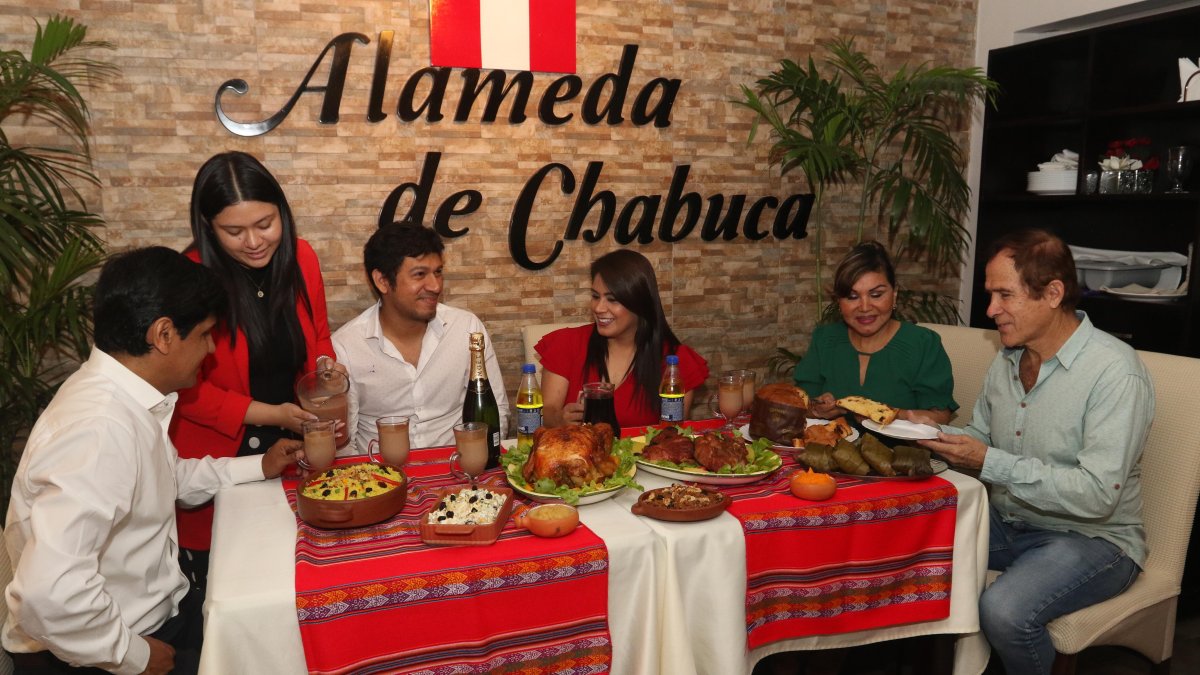 Unión. Los integrantes de la familia Rangel disfrutan del pavo, cerdo, tamales y la chicha morada.