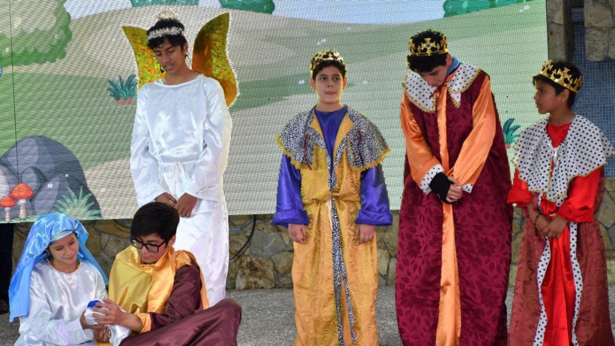 Participación. Alumnos recrearon escenas con escenografías digitales.