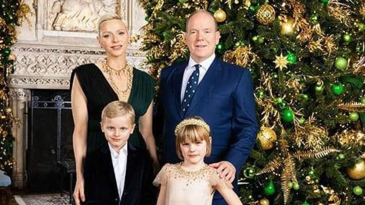 Charlene con sus hijos y Alberto de Mónaco.