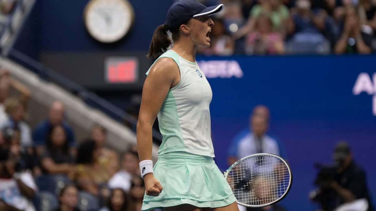 La polaca de apenas 21 años de edad en una de las postales de 2022 tras ganar el US Open 2022.