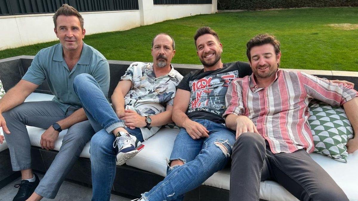 Cuatro amigos cuarentones se enfrentan al nuevo concepto de masculinidad.