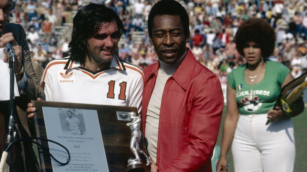 Best y Pelé se enfrentaron en un los Estados Unidos y el británico le entregó un reconocimiento en 1979.