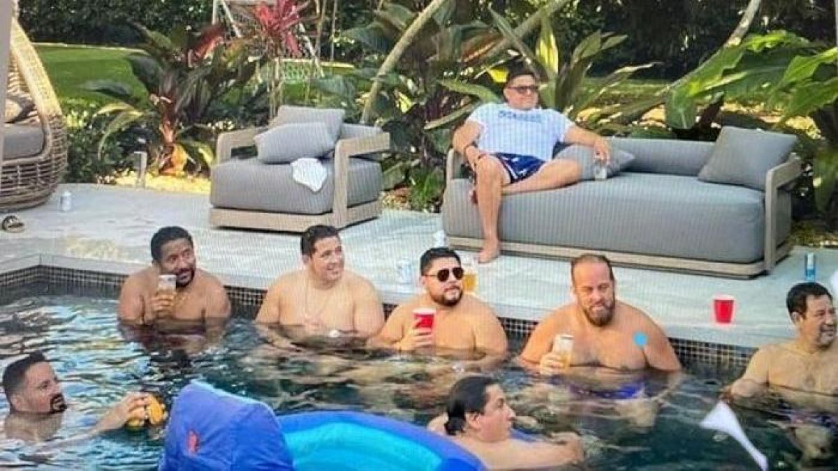 A mediados de año apareció una fotografía en la que está el legislador correísta, Ronny Aleaga, con personas que están en la mira de la justicia, según el asambleísta Fernando Villavicencio.